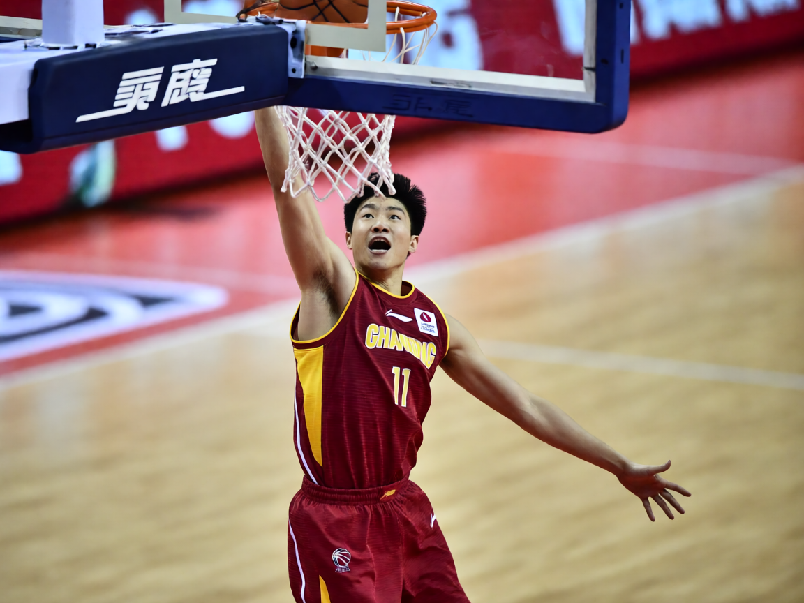 CBA篮球比赛中广东宏远队外援在篮下得分的精彩瞬间